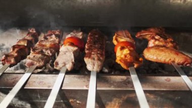 Tavuk, et ve ciğer kebabı açık ızgarada kömürle kızartılır. Yavaş Hareket, Kapat.