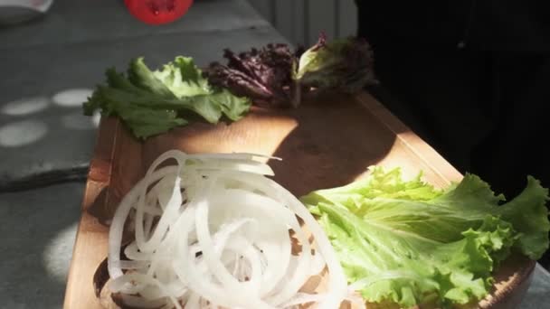 Szef Kuchni Pieprz Cebulę Tablicy Serwowane Ziół Warzyw Slow Motion — Wideo stockowe