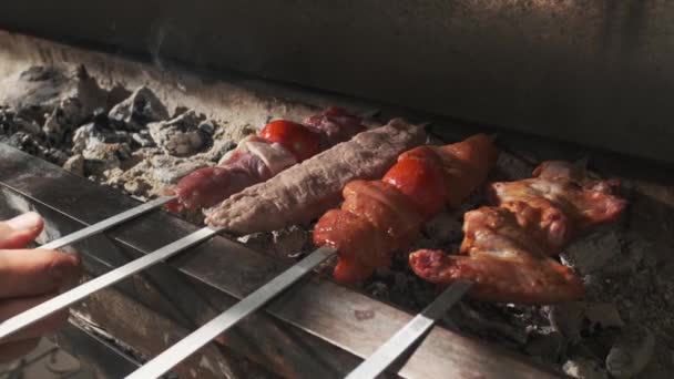烤面包机把鸡肉 肝和蔬菜制成的烤面包放在烤架上和煤放在一起 慢动作 — 图库视频影像