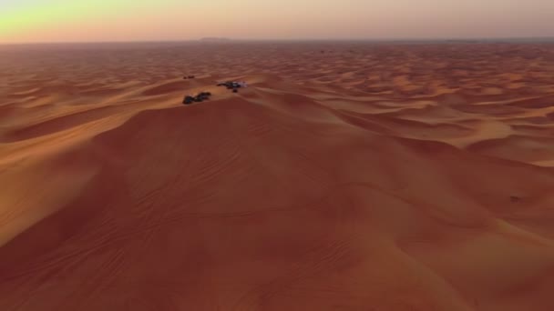 Dron Przelatuje Nad Quadami Jadąc Przez Wydmy Pustyni Zjednoczonych Emiratach — Wideo stockowe