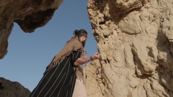 Ein Junger Bärtiger Schamane Betet Während Einer Felsgrotte Inmitten Der — Stockvideo