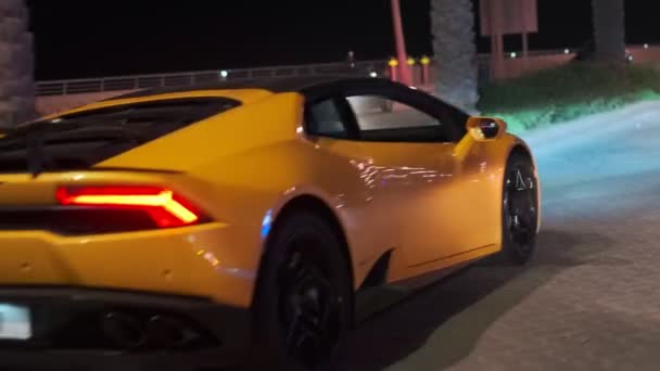 Dubaj Sae 2023 Sportovní Prémie Žluté Auto Noční Ulici Dubaji — Stock video