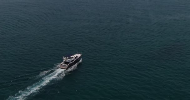 Ένα Drone Πετά Ιδιωτικό Σκάφος Πλέοντας Μια Ήρεμη Θάλασσα Προς — Αρχείο Βίντεο