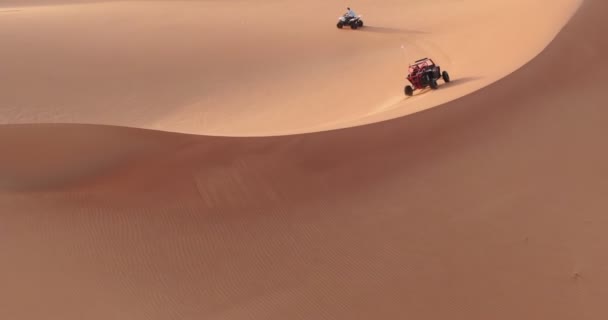 Drone Sorvola Gli Atv Allenandosi Nelle Sabbie Desertiche Degli Emirati — Video Stock
