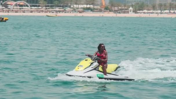 Açık Denizlerde Jet Ski Üzerinde Can Yeleği Giymiş Esmer Bir — Stok video