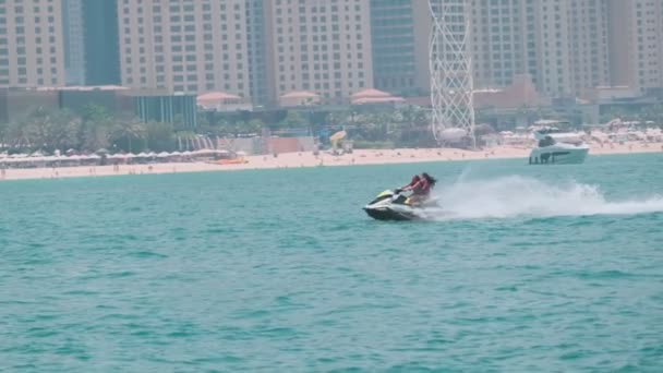 Dos Mujeres Jóvenes Scooter Flotando Bahía Dubai Movimiento Lento — Vídeos de Stock
