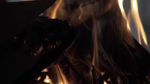 东方风格的古老建筑中的一本打开的书 夜间在干枯的兽医的火中燃烧 慢动作 特近镜头 — 图库视频影像