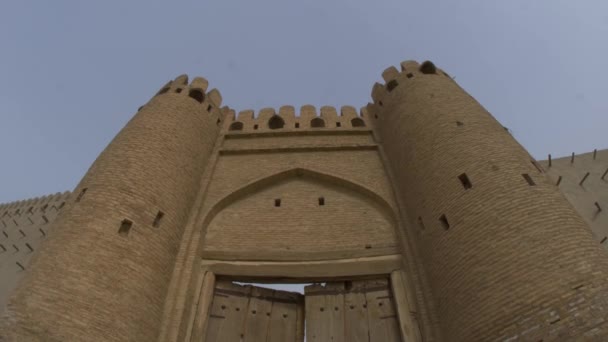 Breed Uitzicht Talipach Poort Bij Oude Vestingmuur Bukhara Oezbekistan Slow — Stockvideo