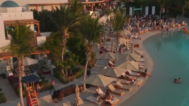 Dron Przelatuje Nad Odkrytym Basenem Klubem Nad Morzem Dubaj Ludzie — Wideo stockowe