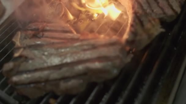 肉ステーキの塊は火で焼かれる スローモーション クローズアップ — ストック動画