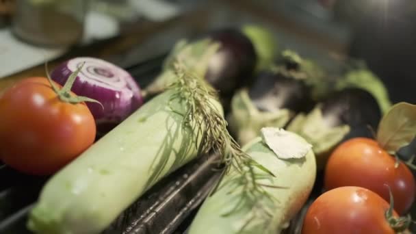 洋葱和其他蔬菜被烤 慢动作 — 图库视频影像