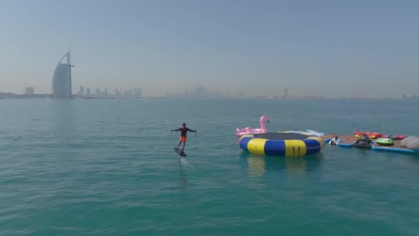 Беспилотник Пролетает Над Человеком Плывущим Электрической Фольге Открытом Море Рядом — стоковое видео
