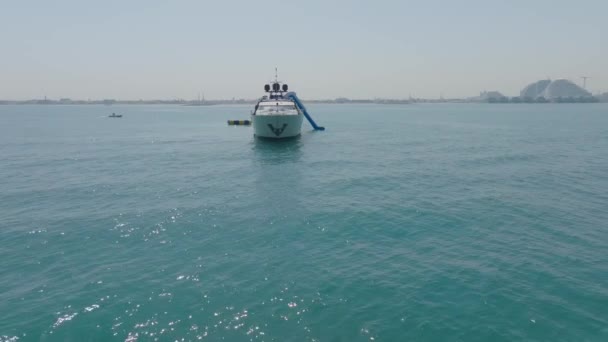 Беспилотник Летает Вокруг Роскошной Частной Яхты Стоящей Море Фоне Небоскребов — стоковое видео