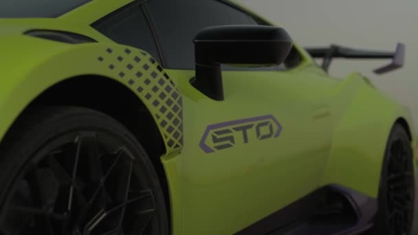 Terk Edilmiş Bir Yolda Duran Yeşil Bir Spor Arabanın Dış — Stok video