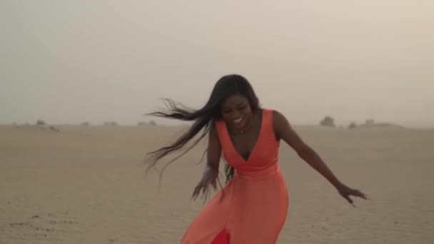 Swarthy Young Woman Long Hair Walking Barefoot Desert Sand Dress — Stock Video