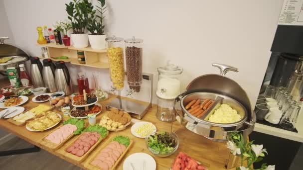 Une Table Petit Déjeuner Est Installée Dans Petit Hôtel Saucisses — Video