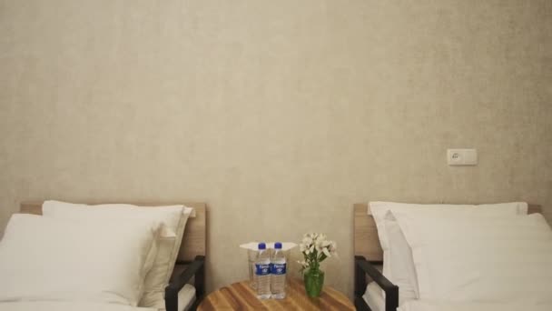 Pokój Gościnny Dwoma Łóżkami Małym Przytulnym Hotelu Żadnych Ludzi — Wideo stockowe