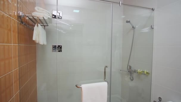Cabina Doccia Nella Camera Piccolo Hotel Accogliente Lavandino Toilette Asciugamani — Video Stock