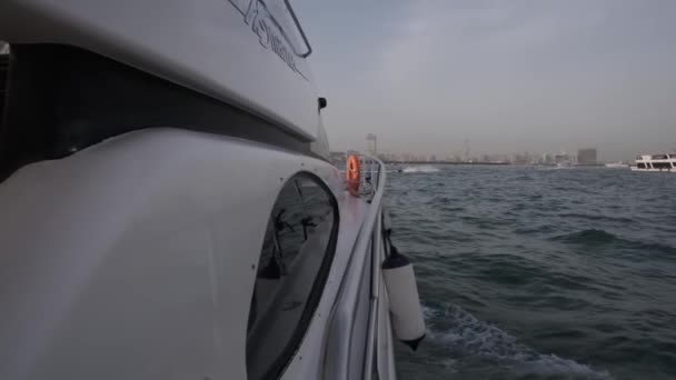 从私人游艇上俯瞰海滨迪拜的摩天大楼 慢动作 — 图库视频影像