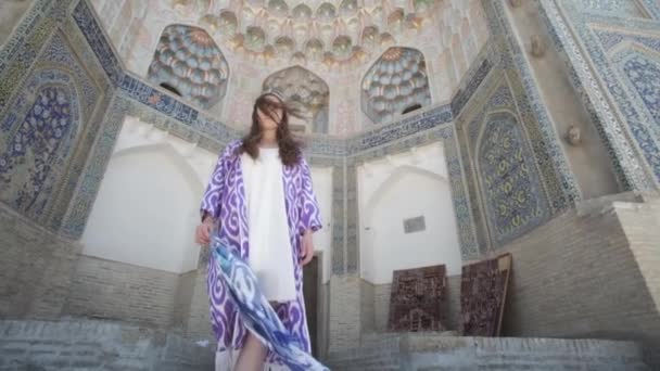 Eine Junge Frau Mit Langen Haaren Orientalischem Gewand Und Totenkopf — Stockvideo