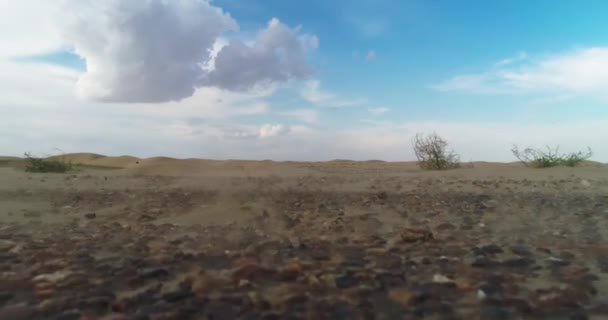 Drone Décolle Surface Désert Par Une Journée Nuageuse Vue Aérienne — Video