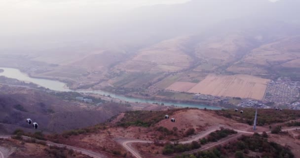 Nsansız Uçak Dağ Teleferiğinin Kabinlerinin Üzerinden Uçuyor Dağın Aşağısında Dağı — Stok video