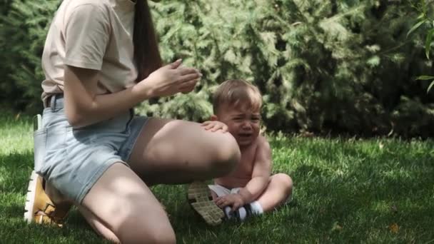 Uma Jovem Mãe Shorts Uma Camiseta Mancha Corpo Seu Filho — Vídeo de Stock