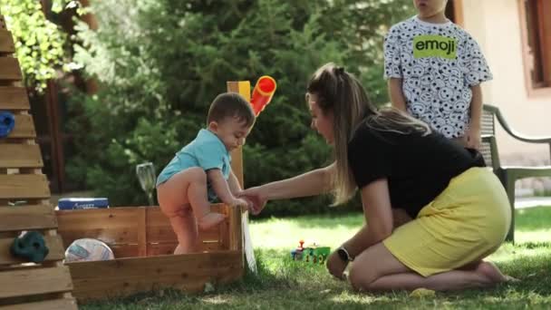 Menino Com Sua Mãe Irmão Estão Brincando Com Bolas Coloridas — Vídeo de Stock