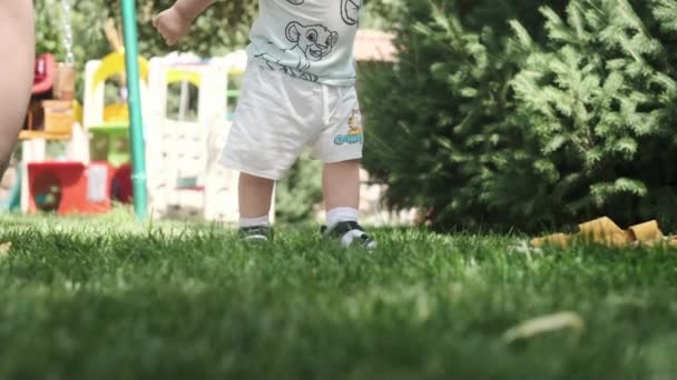 Zbliżenie Stóp Małego Chłopca Jego Matki Spacerujących Trawie Parku Słoneczny — Wideo stockowe