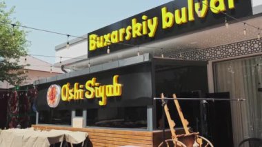 Güneşli bir günde bir kafe milli mutfağın cephesi. Yavaş Hareket.