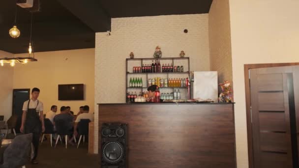Tashkent Uzbekistán 2023 Interior Café Con Los Visitantes Las Mesas — Vídeo de stock