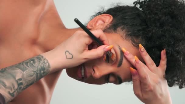 Dubai Emirados Árabes Unidos 2023 Mestre Maquiagem Profissional Aplica Tinta — Vídeo de Stock