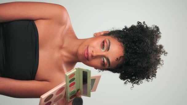 Profesjonalny Wizażysta Maluje Młodą Modelkę Kręconymi Włosami Pionowe Slow Motion — Wideo stockowe