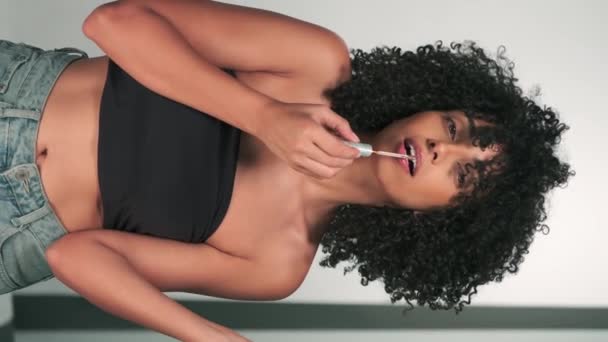 Pionowy Portret Młodej Modelki Ponurymi Afro Włosami Jasnym Makijażem Maluje — Wideo stockowe