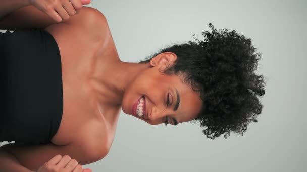 Portret Młodej Karłowatej Kobiety Kręconymi Czarnymi Włosami Jasnym Makijażem Uśmiecha — Wideo stockowe