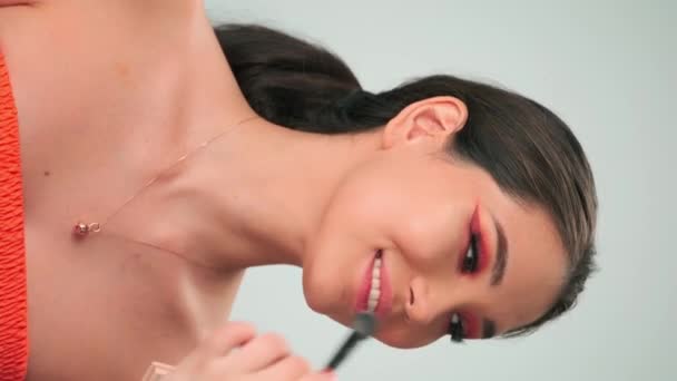 Dubai Emiratos Árabes Unidos 2023 Maestro Hace Maquillaje Profesional Para — Vídeos de Stock
