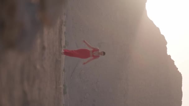 Pionowy Portret Młodej Kobiety Długiej Sukience Spacerującej Boso Pustynnym Piasku — Wideo stockowe