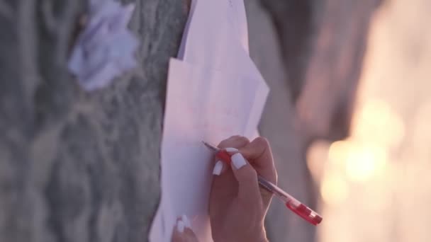 Una Joven Vestida Con Vestido Ligero Escribe Una Carta Hojas — Vídeos de Stock