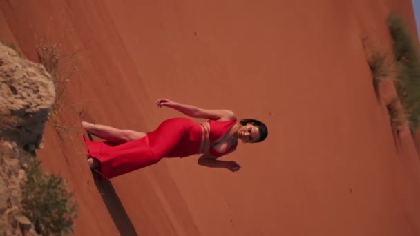 Una Joven Con Vestido Rojo Claro Está Descalza Sobre Una — Vídeos de Stock