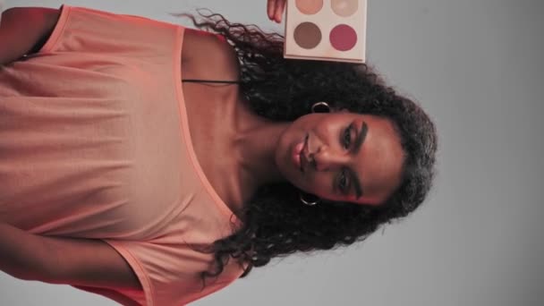 Afro Saçlı Parlak Makyajlı Esmer Bir Kadının Portresi Yavaş Hareket — Stok video