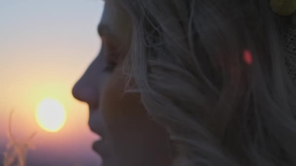 Jonge Vrouwelijke Model Herfst Outfit Poseren Tegen Zonsondergang Achtergrond Bergen — Stockvideo