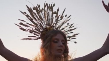 Sonbahar başlıklı genç bir kadının, gün batımının arka planında, dağlarda çekilmiş yakın çekimi. Yavaş Hareket