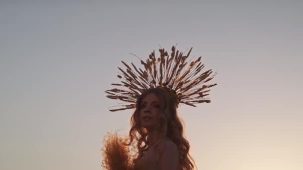 Młoda Kobieta Jesiennym Stroju Kwiatów Trawy Oraz Nakrycie Głowy Wykonane — Wideo stockowe