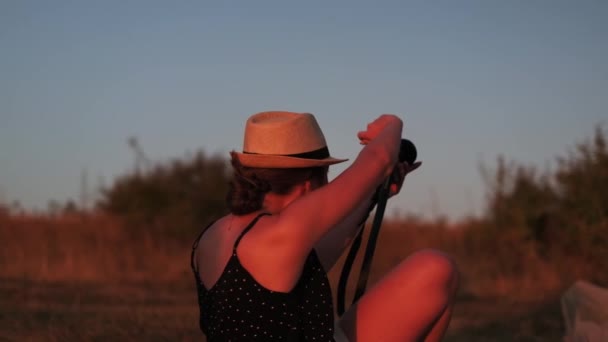 Filmteam Mit Einem Jungen Weiblichen Model Einem Herbstlichen Designerkleid Aus — Stockvideo