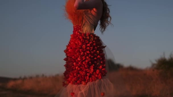 Torso Eines Jungen Weiblichen Modells Designer Herbstkleid Aus Blumen Vor — Stockvideo