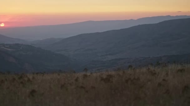 Panorama Podzimních Hor Pokrytých Rostlinami Paprscích Zapadajícího Slunce Pomalý Pohyb — Stock video