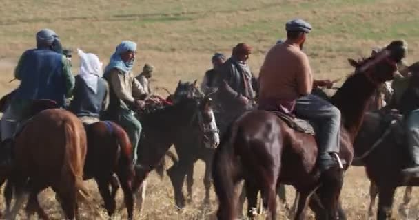 Grupa Jeźdźców Galopuje Przez Żółtą Jesienną Trawę Wzgórzach Azja Środkowa — Wideo stockowe