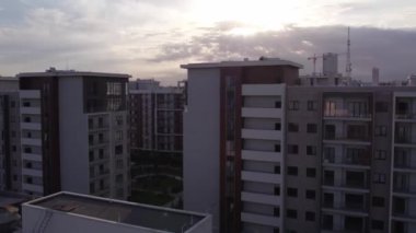 Bir İHA yeni inşa edilmiş yüksek binaların üzerinde uçuyor. Hava Görünümü.