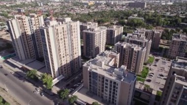 Bir İHA yeni inşa edilmiş yüksek binaların üzerinde uçuyor. Hava Görünümü.