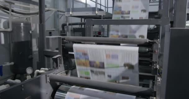 工业印刷厂 印刷机已投入使用 全景慢动作 — 图库视频影像